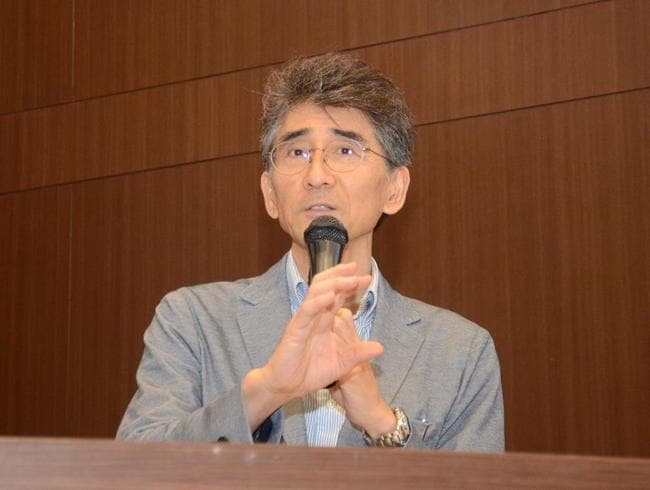 「なぜ少子化は止められないのか」と題して講演する藤波匠＝17日、米子市内