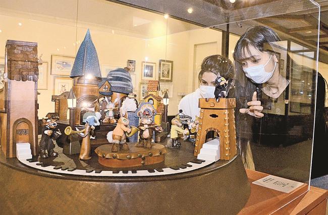 ダヤンの世界に見入る来館者＝出雲市平田町、平田本陣記念館