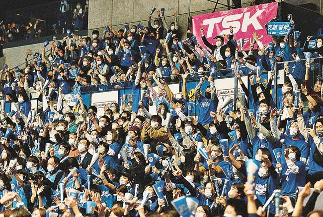 スサノオマジックのホーム戦で、選手のプレーに歓声を上げる観客たち=松江市学園南1丁目、松江市総合体育館