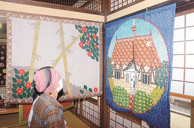 布澄会の会員が手掛けた作品に見入る来場者＝出雲市斐川町原鹿、原鹿の旧豪農屋敷