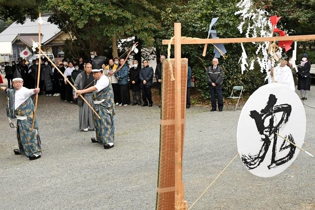 鬼と書かれた大的を射抜く射手＝大田市川合町、物部神社
