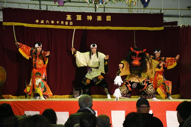星が丘桜まつり神楽共演大会で「大江山」を舞う出羽神楽団のメンバー＝島根県邑南町高見、高原体育館