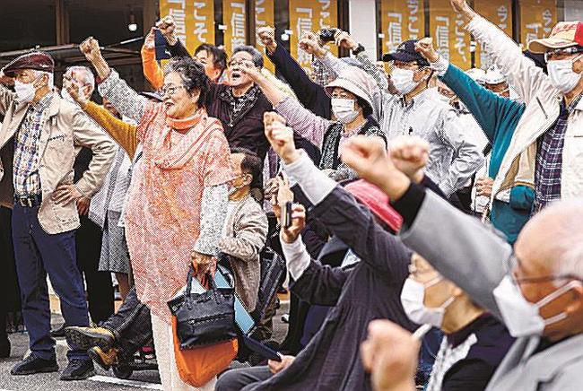 衆院山口２区の補欠選挙が告示され、候補者の出陣式で気勢を上げる人たち＝11日午後、山口県岩国市