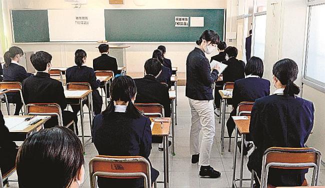 高校入学試験の開始を待つ受験生。絶好のコンディションで臨みたい（資料）