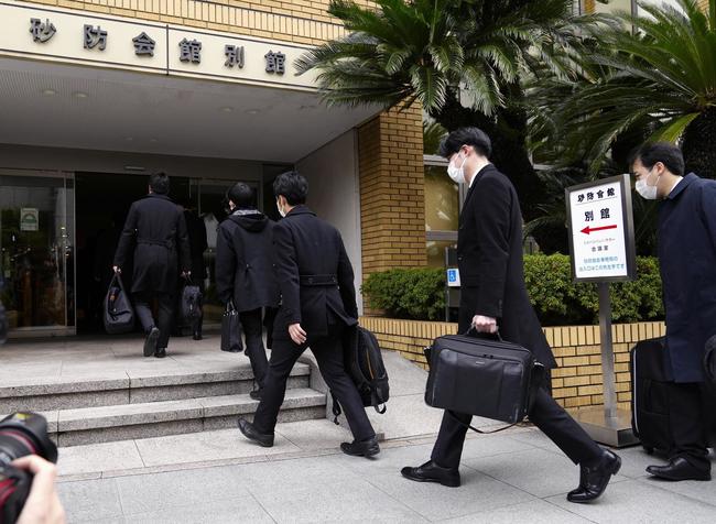 家宅捜索のため自民党二階派（志帥会）の事務所に向かう東京地検特捜部の係官ら＝１９日、東京都千代田区