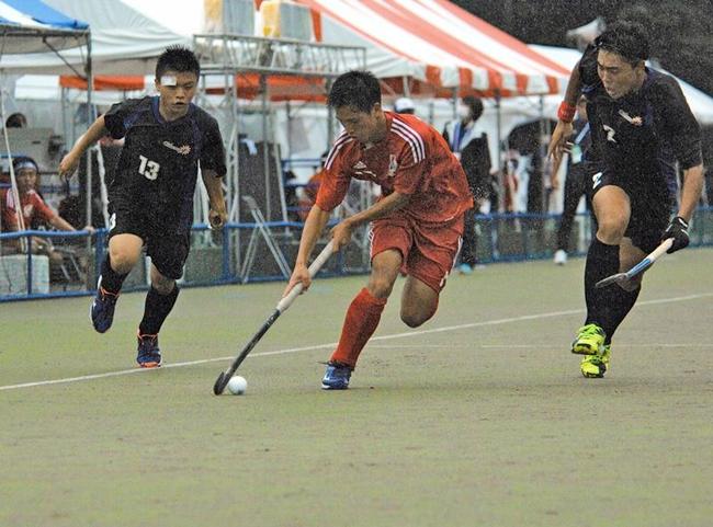 【ホッケー男子３回戦・横田―岐阜総合学園】第４クオーター、ドリブルで前方に進む横田のＦＷ長谷川柊＝小矢部市野外運動広場