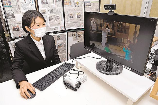 柔道教室の動画を見て、言葉の研究を行う持田祐里さん＝松江市浜乃木７丁目、島根県立大松江キャンパス