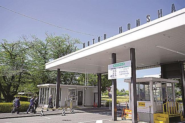 認証不正問題で、トヨタ本社に立ち入り検査に入る国土交通省の職員＝４日、愛知県豊田市