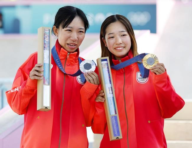 パリ五輪のスケートボード女子ストリートで金メダルを獲得した吉沢恋選手（右）と銀メダルの赤間凜音選手＝７月28日、パリ（共同）