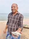 【漁師】旅行客を相手に取れたての魚介類を売って稼ぐ地元漁師＝ケララ州トリヴァンドラム