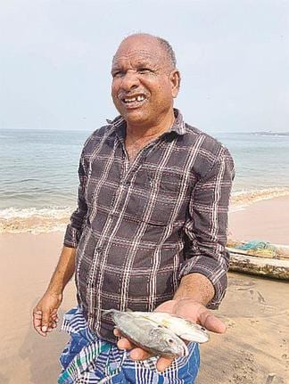 【漁師】旅行客を相手に取れたての魚介類を売って稼ぐ地元漁師＝ケララ州トリヴァンドラム