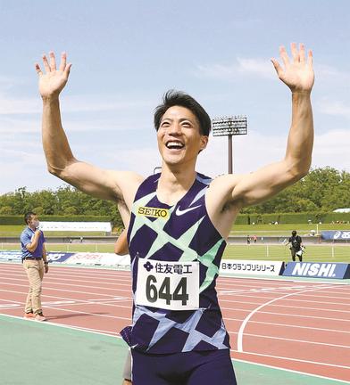 陸上布勢スプリントの男子１００㍍決勝で９秒９５の日本新をマークし、喜ぶ山県亮太＝６日、鳥取市のヤマタスポーツパーク陸上競技場（代表撮影）