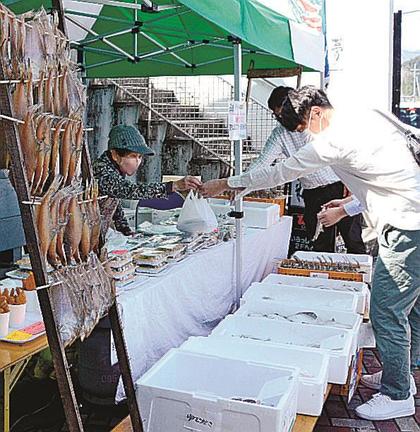 日本海の魚介類を買い求める来場者＝広島県安芸太田町、来夢とごうち