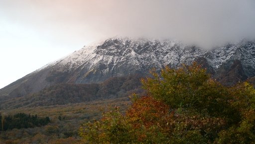 初冠雪した国立公園・大山=鳥取県江府町大河原の鍵掛峠展望台から撮影