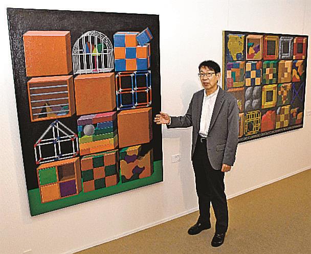 作品の見どころを紹介する新井知生さん＝鳥取市丸山町、ギャラリー３３０