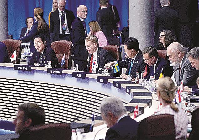 ＮＡＴＯ首脳会議に臨む岸田首相（前列左端）＝１２日、リトアニア・ビリニュス（共同）