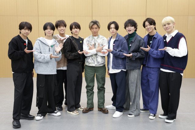 2月7日放送土曜プレミアム『タイムレスマン』に出演するtimelesz&木村拓哉(C)フジテレビ