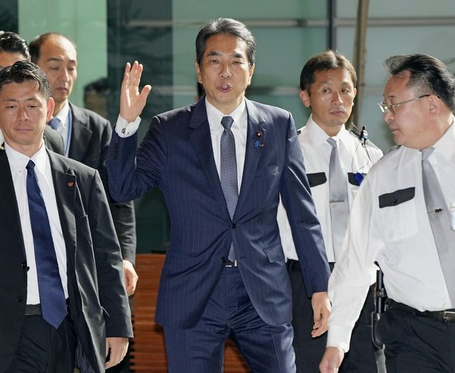 農相の辞表を提出するため首相官邸に入る江藤拓氏（中央）＝２１日午前