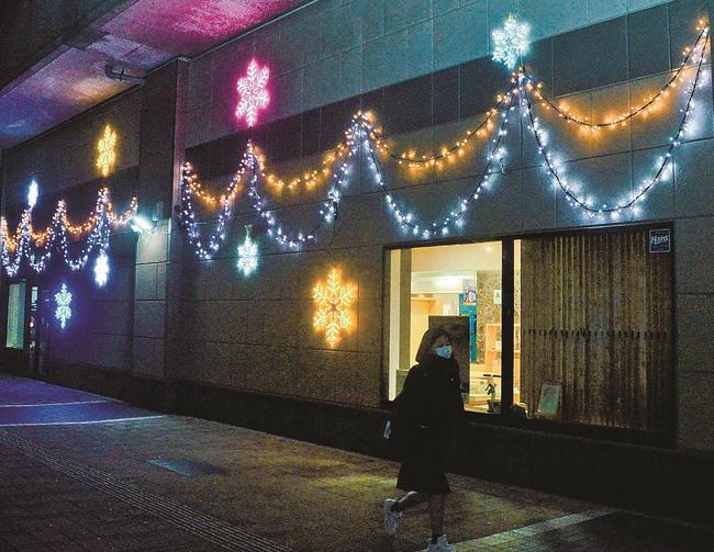 ＪＲ出雲市駅北口付近の壁に設置された雪のイルミネーション＝出雲市駅北町