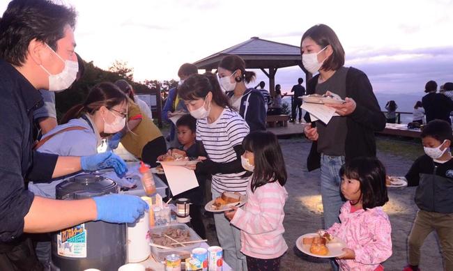 朝食を受け取る「天空の朝ごはん」の参加者＝大田市三瓶町、三瓶山東の原