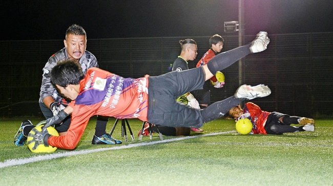 体を投げ出してボールを止める技術を指導する鈴木勝久さん（左奥）＝浜田市上府町、サン・ビレッジ浜田