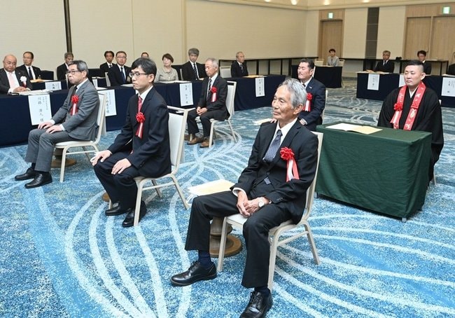 表彰式に臨む受賞者