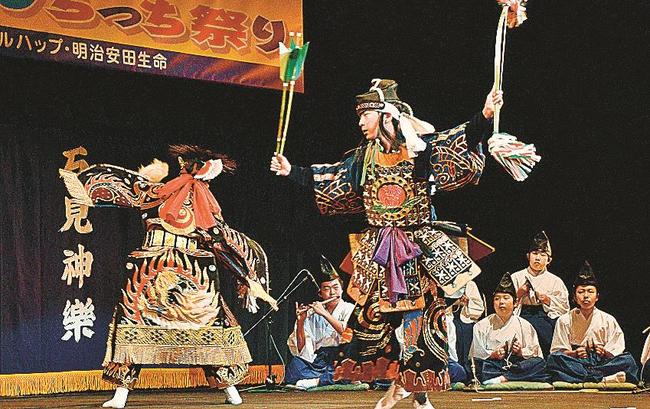 演目「八幡」で激しく立ち合う大尾谷子供神楽団のメンバー＝浜田市黒川町、石央文化ホール