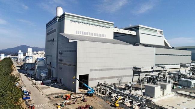 １日に営業運転を開始した三隅発電所２号機＝浜田市三隅町岡見（撮影は２月）