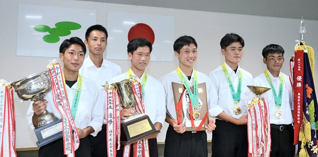 四国総体で優勝した横田高校男子ホッケー部の選手たち＝島根県奥出雲町三成