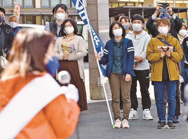 街頭演説で支持を訴える島根１区の立候補者＝雲南市大東町