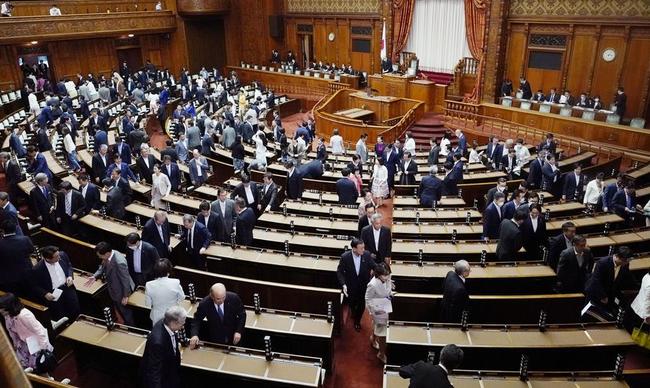 通常国会が閉幕し、参院本会議場を後にする議員ら＝２１日午後