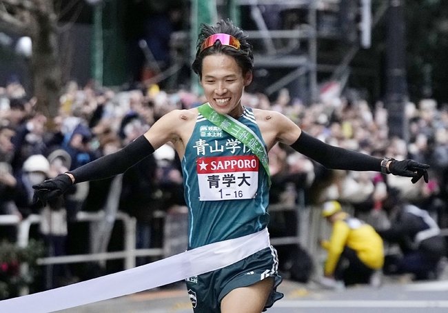 １位でゴールする青山学院大のアンカー・小河原陽琉選手＝３日、東京・大手町