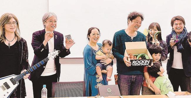 北海道の人たちと、ロックを聞かせた野菜の販売にチャレンジする園山真希絵さん（右から２人目）＝札幌市