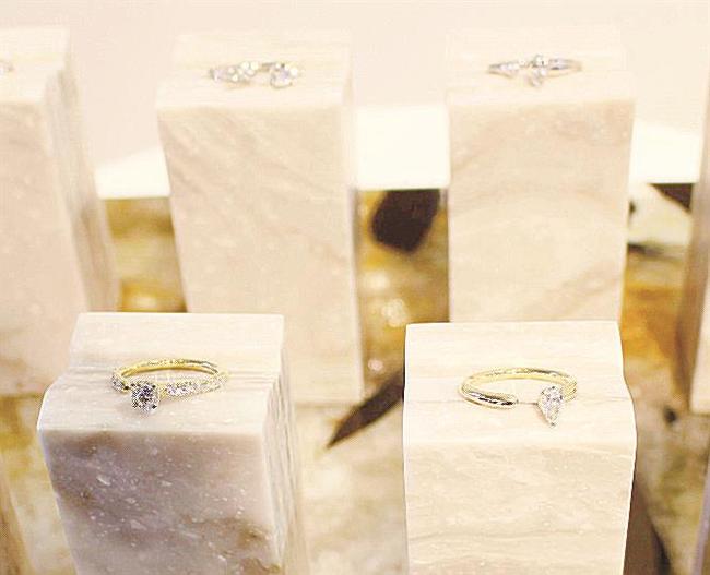 松屋独自の宝飾品ブランド「エネイ」の商品