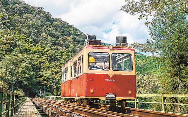 島根、広島両県境の江の川に架かる第３江川橋梁を渡るトロッコ＝広島県三次市