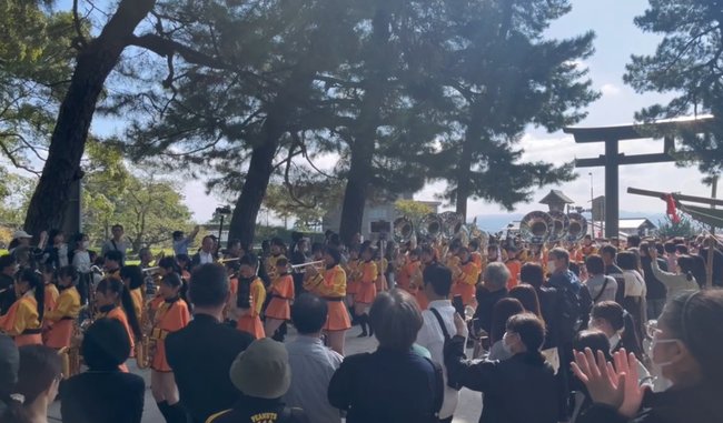 出雲大社参道のマーチングパレードで演奏する京都橘高校の吹奏楽部＝３日、出雲市大社町杵築東