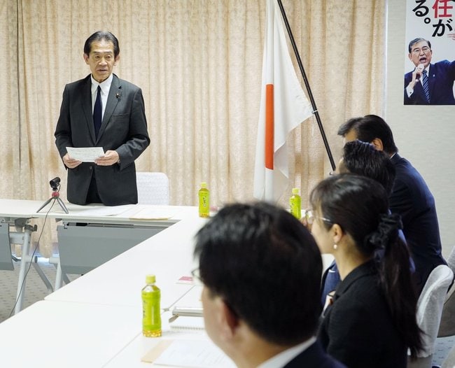 自民党の総裁選挙管理委員会であいさつする逢沢一郎委員長（左）＝１９日午前、東京・永田町の党本部