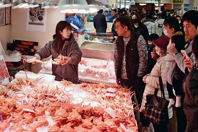 カニなどを買い求める来場者でにぎわう境港水産物直売センター＝境港市昭和町