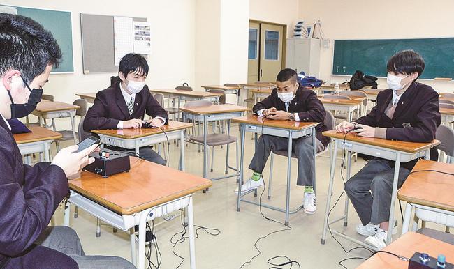 次の全国大会に向けて練習を重ねるクイズ研究会のメンバー＝松江市西生馬町、松江工業高等専門学校