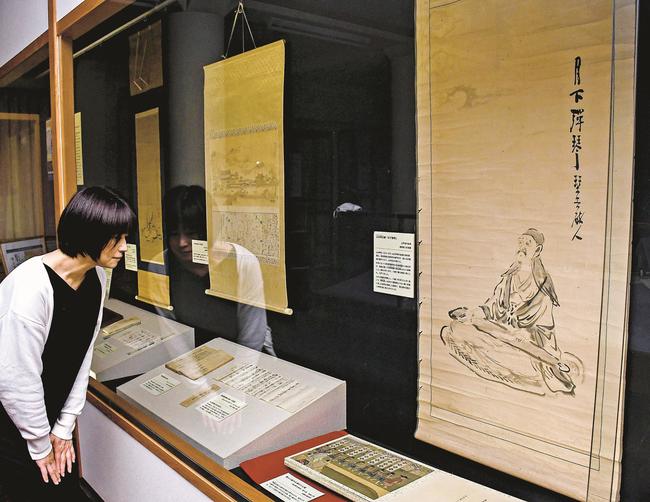 津和野藩ゆかりの展示品を紹介する小杉紗友美文化財係長＝島根県津和野町森村、町郷土館