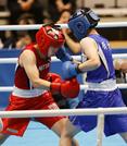 女子フェザー級で、松持亜実（右）を１回ＲＳＣで破り優勝した入江聖奈＝墨田区総合体育館