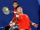 男子ダブルス１回戦　プレーする荒井（奥）、三木組＝有明テニスの森公園