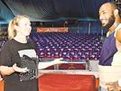 エチオピア出身のパフォーマーと英語でコミュニケーションをとるパトリシアさん（左）