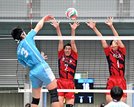 【男子２回戦・松江工－清風】第２セット、スパイクをブロックする松江工の井山太智（左から２人目）と石橋隼人（同３人目）＝東京体育館