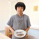 自慢のしめさばを勧める店長の小松原大志さん