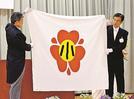 （９）新しい統合小学校の校旗を披露する山名毅校長（左）と倉吉市教育委員会の小椋博幸教育長＝４月１２日、同市仲ノ町、同校