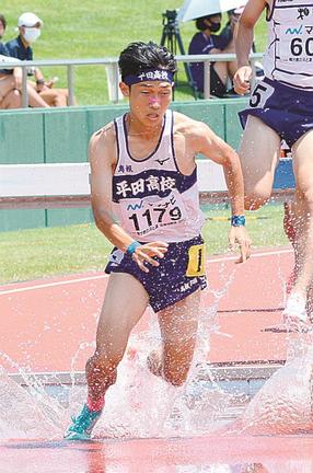 【男子３０００メートル障害予選】力走する平田の尾林恒星＝福井県営陸上競技場