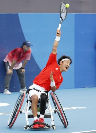 男子シングルス２回戦　プレーする三木拓也＝有明テニスの森公園