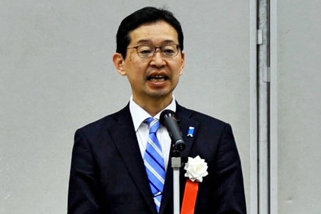 衆院１区補選に向けた事務所開き式典で、決意を述べる錦織功政氏＝松江市学園南１丁目、くにびきメッセ