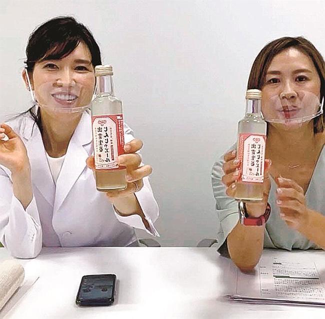 インスタグラムの配信で美肌関連の商品を紹介する友利新さん（左）と植竹深雪さん